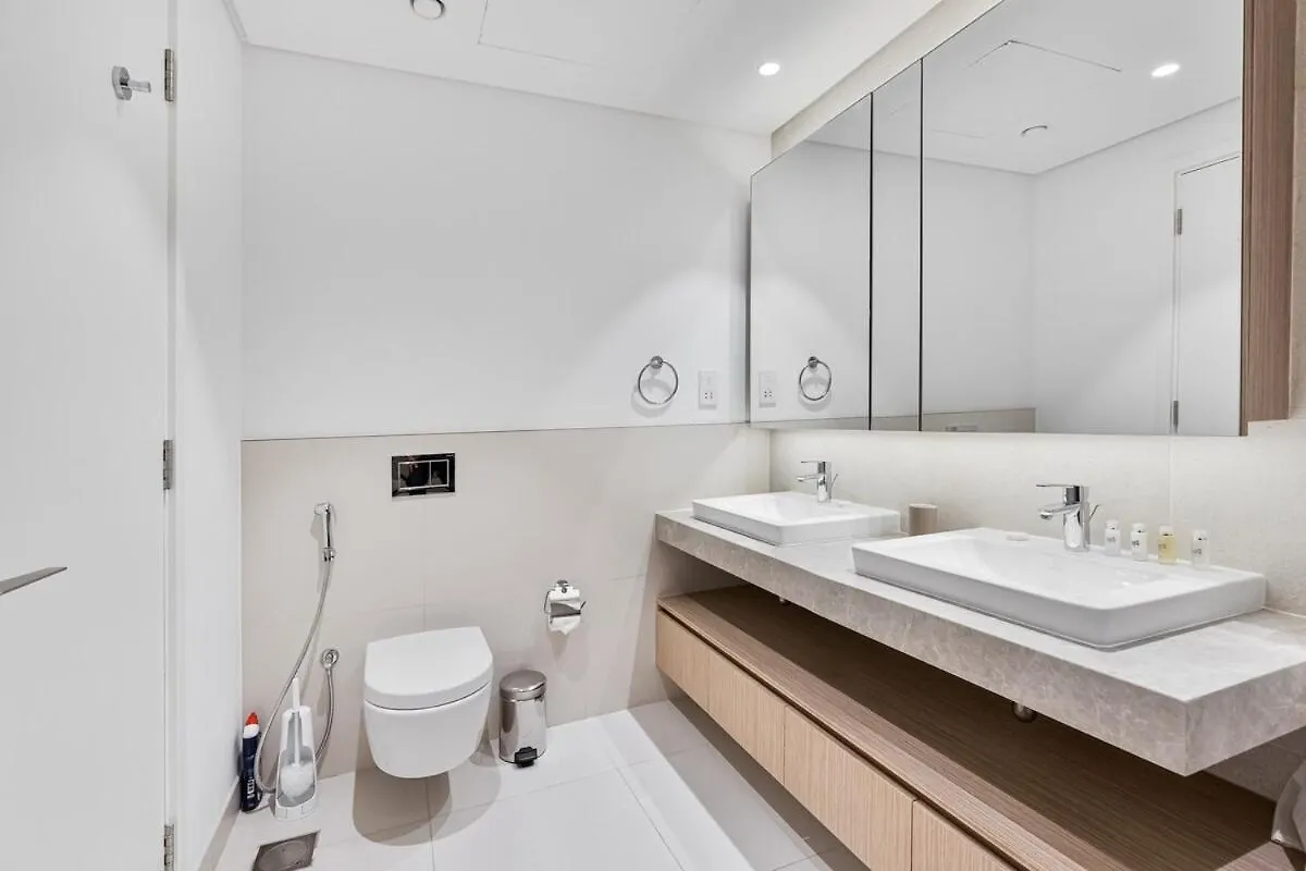 2Br Haven With Pool, Gym, Tennis Court And Playground Dubai Apartment